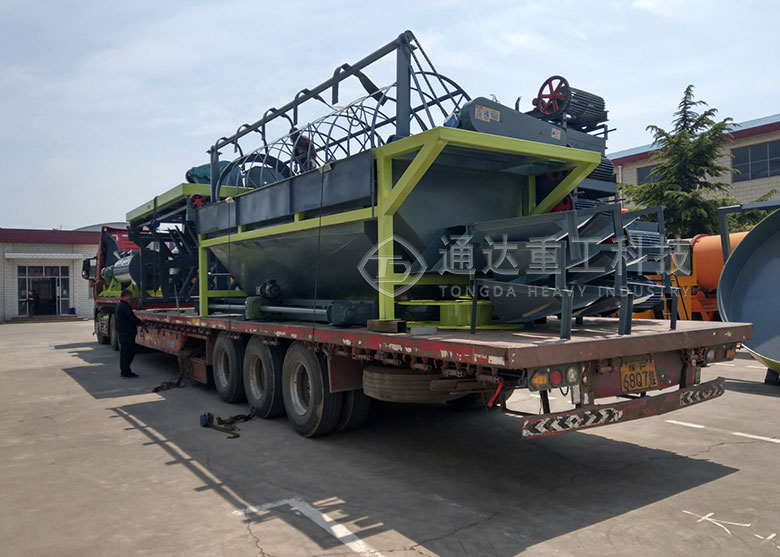 三亞客戶粉狀有機肥生產線發貨現場-履帶式翻堆機 三亞客戶粉狀有機肥生產線發貨現場-履帶式翻堆機